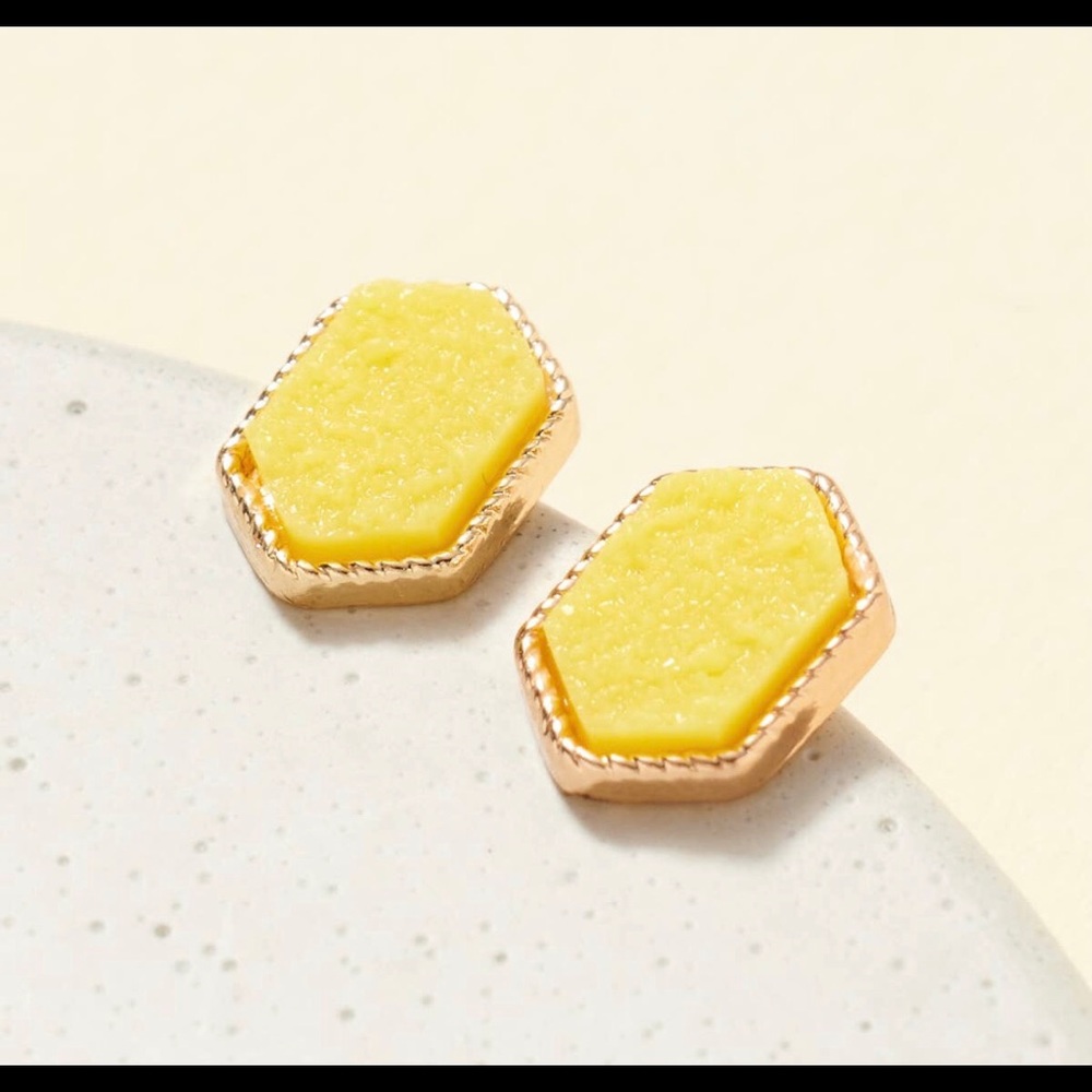 Druzy Stud earrings 
0.5”
Lead compliant Nickle free